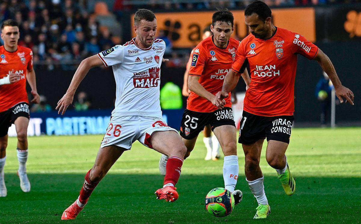 布雷斯特稳居中游无欲无求，朗斯奋力追逐法甲冠军宝座！